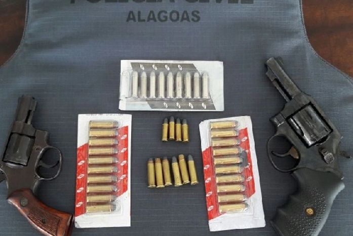 Armas e munições apreendidas com o acusado