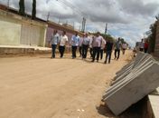 Teófilo visita obras de pavimentação no bairro Santa Esmeralda