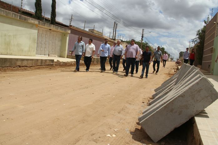 Teófilo visita obras de pavimentação no bairro Santa Esmeralda