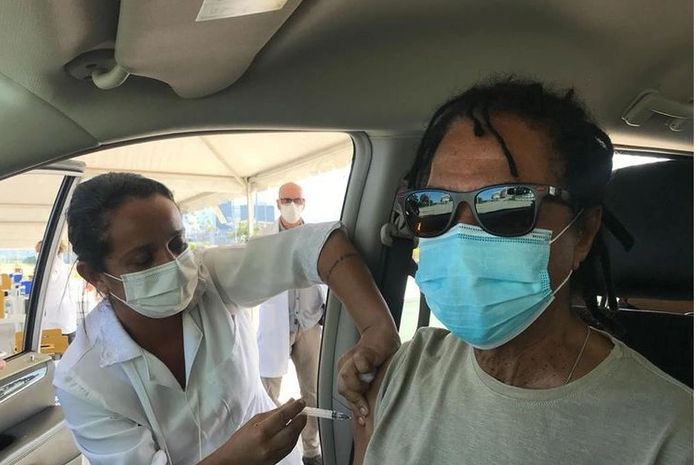 Djavan recebe a vacina