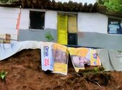 Barreira desliza e barro atinge duas casas na Chã de Bebedouro; famílias ficaram desabrigadas  