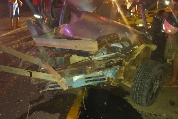 Vítimas estavam em carro de passeio que colidiu com a traseira de um caminhão.