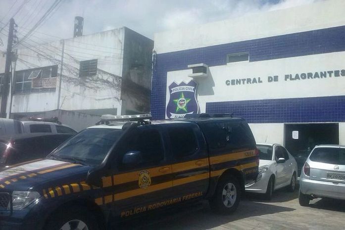 Em operação, suspeito de crime é preso com R$ 10 mil e arma de policial civil