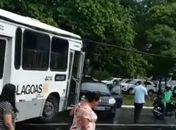 Acidente entre ônibus e carro causa lentidão na Fernandes Lima, mas trânsito já foi liberado
