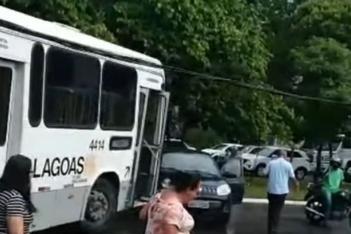 Acidente entre ônibus e carro causa lentidão na Fernandes Lima, mas trânsito já foi liberado