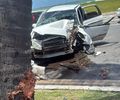 Vídeo: Motorista fica preso às ferragens após perder o controle e bater carro em coqueiro em Maceió