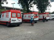 Ambulâncias estão paradas aguardando as macas
