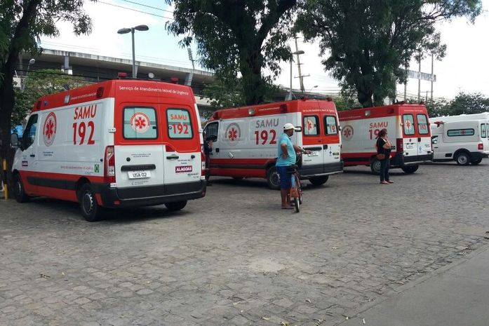 Ambulâncias estão paradas aguardando as macas