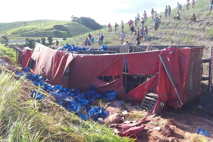 Capotamento ocorreu durante a manhã do feriado, 12 de outubro.