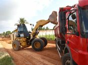 Prefeitura acelera obra de pavimentação da principal via de acesso à comunidade Cangandu