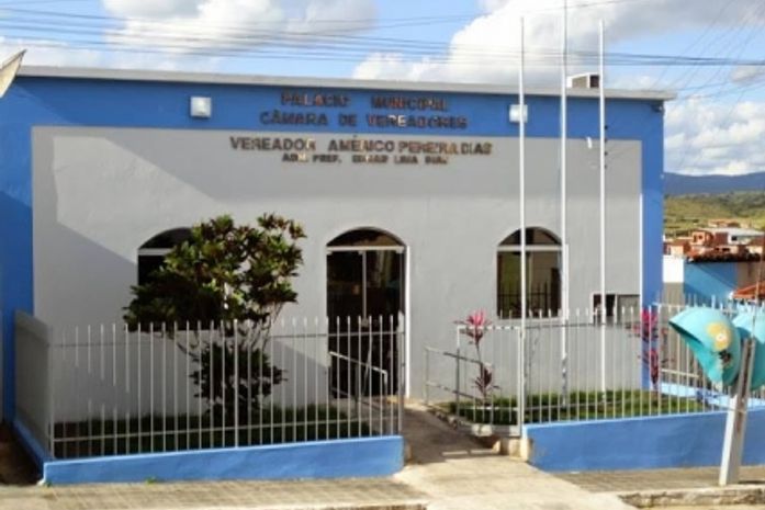 Vereadores arrombam Câmara Municipal de Traipu e elegem nova Mesa Diretora