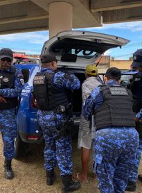 Homem suspeito de dois homicídios é preso embaixo de viaduto em Maceió