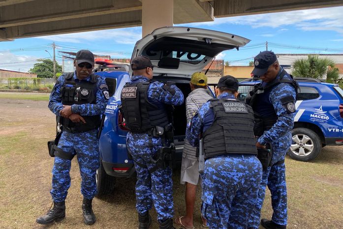 Homem suspeito de dois homicídios é preso embaixo de viaduto em Maceió