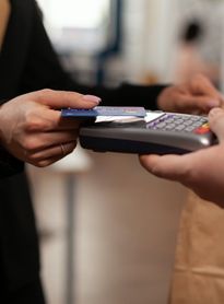 Empréstimos e compras em cartão: mulher é presa por aplicar golpe em mais de 20 idosos em AL