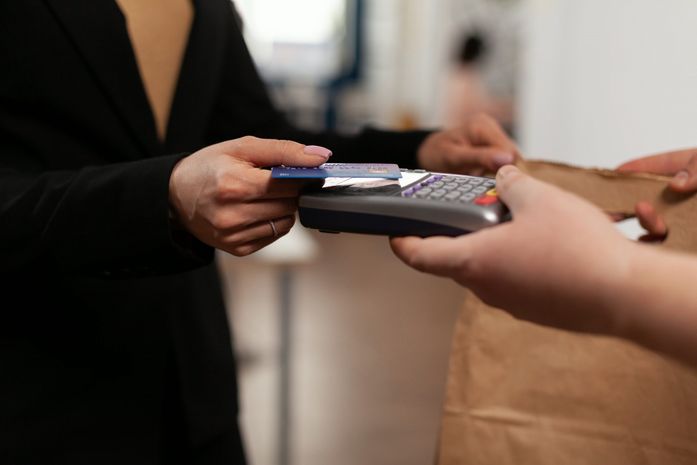 Empréstimos e compras em cartão: mulher é presa por aplicar golpe em mais de 20 idosos em AL