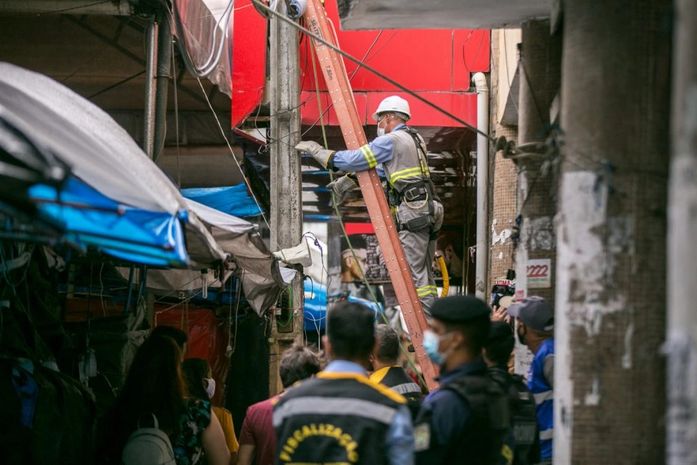 Ligações clandestinas nas ruas do Centro são removidas durante ação de reordenamento