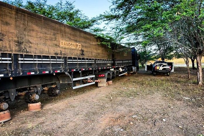 Carreta teve os pneus retirados por assaltantes