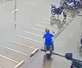 Câmeras flagram furto de motocicleta em estacionamento de supermercado no Antares; veja o vídeo