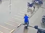 Câmeras flagram furto de motocicleta em estacionamento de supermercado no Antares; veja o vídeo