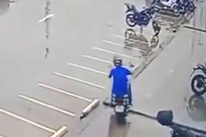 Câmeras flagram furto de motocicleta em estacionamento de supermercado no Antares; veja o vídeo
