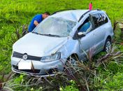 Quatro adultos e uma criança ficam feridos após colisão e capotamento na BR-101