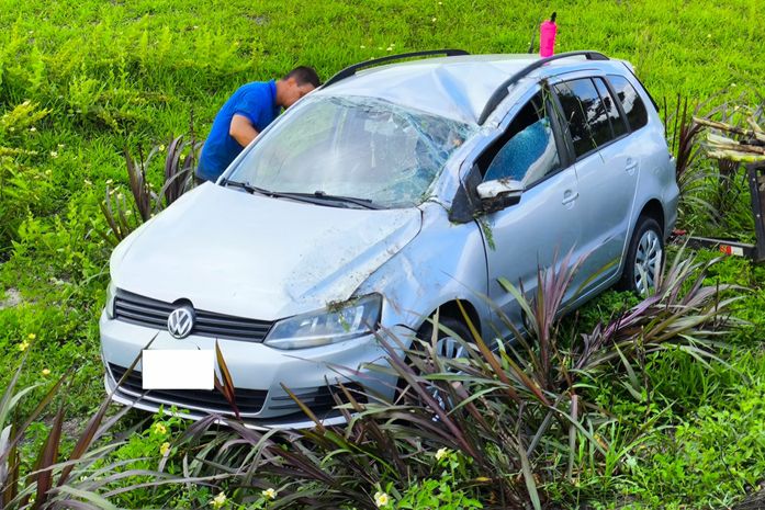 Quatro adultos e uma criança ficam feridos após colisão e capotamento na BR-101