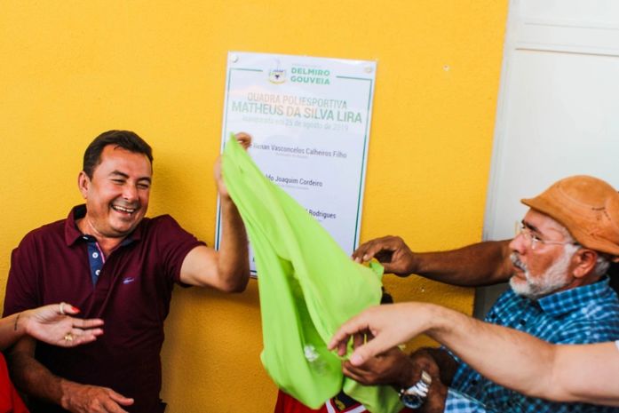 Prefeito Padre Eraldo entrega Quadra Poliesportiva