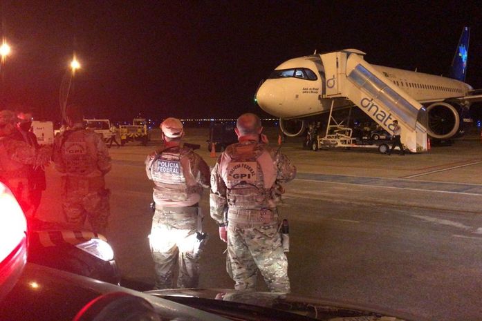 Vacina chegou por volta das 23h desta segunda-feira (18).