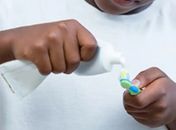Anvisa suspende interdição de venda de creme dental da Colgate
