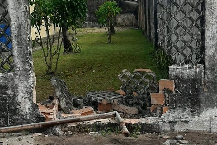 Muro após colisão na sede do Sindjornal, em Maceió