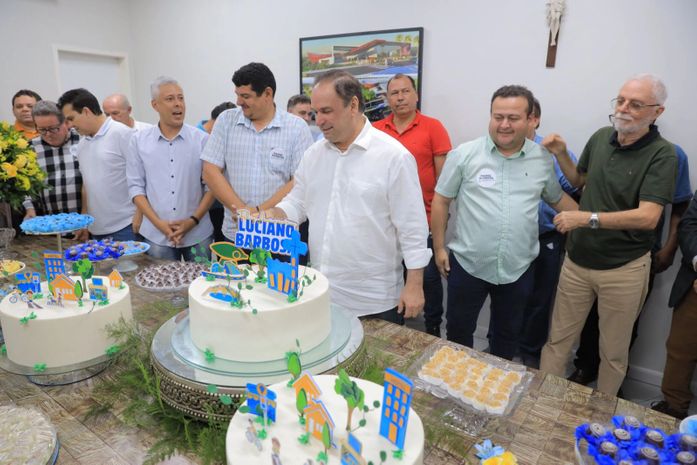 PREFEITO LUCIANO RECEBE HOMENAGENS DE SERVIDORES E AUTORIDADES