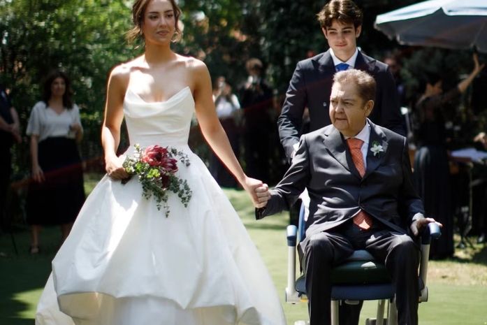 Em cerimônia intimista, Faustão leva filha ao altar de cadeira de rodas