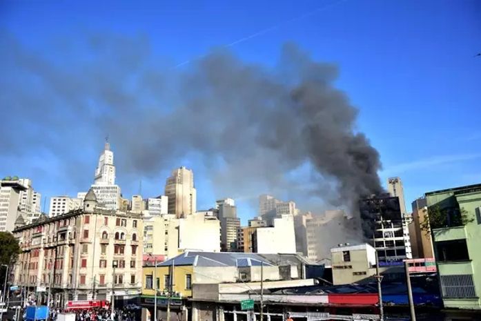 Prédio que pegou fogo em SP começa a ser demolido neste sábado