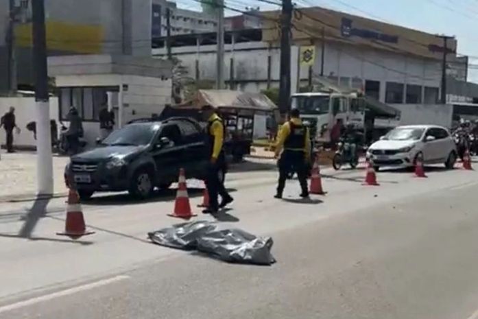 Idoso morre atropelado por motociclista na Avenida Durval de Góes Monteiro e parte da pista é bloqueada