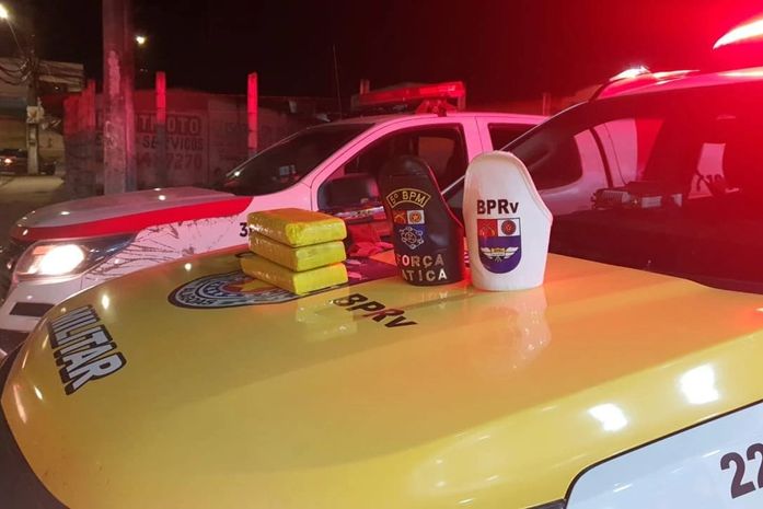 Mulher é autuada após ser flagrada com tabletes de maconha