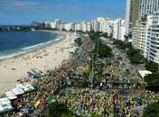 Milhares de apoiadores se reúnem em Copacabana para ato pró-Bolsonaro