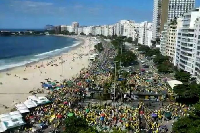 Milhares de apoiadores se reúnem em Copacabana para ato pró-Bolsonaro