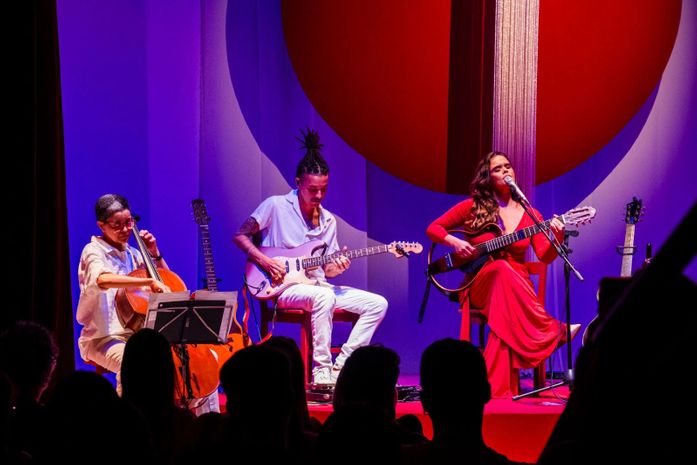 Sucesso absoluto: Fernanda Guimarães volta ao Theatro Homerinho com show “Meu Som Djavan” no dia 17 de julho