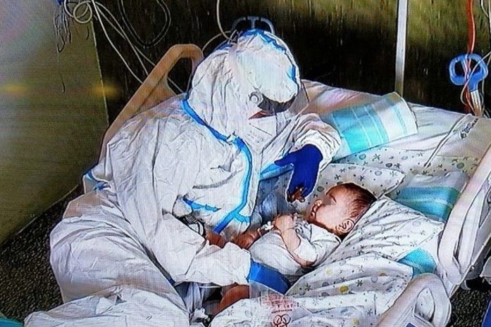 Bebê de 7 meses, com coronavírus recebe cuidados humanizados da enfermeira Kátia.Ele queria tanto brincar- diz ela.