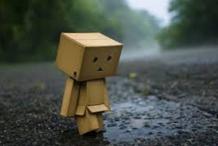 O rosto da mulher espelhava uma alma abarrotada de desistências.