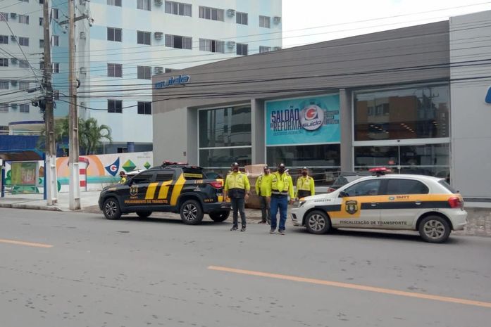 SMTT autua 32 veículos durante fiscalização de estacionamentos irregulares na parte baixa de Maceió
