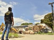 Equipes de fiscalização da Semscs estiveram no local para acompanhar a remoção no Canaã.