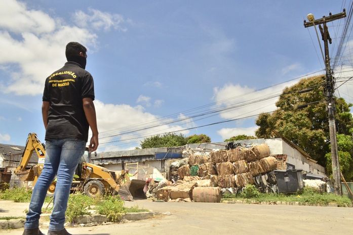 Equipes de fiscalização da Semscs estiveram no local para acompanhar a remoção no Canaã.