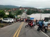 Ponte sobre Rio Ipanema é interditada devido à enchente em Santana do Ipanema
