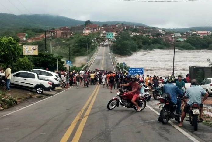Ponte sobre Rio Ipanema é interditada devido à enchente em Santana do Ipanema