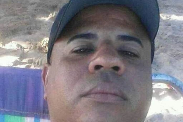 Homem foi morto a tiros dentro de residência no Pinheiro.