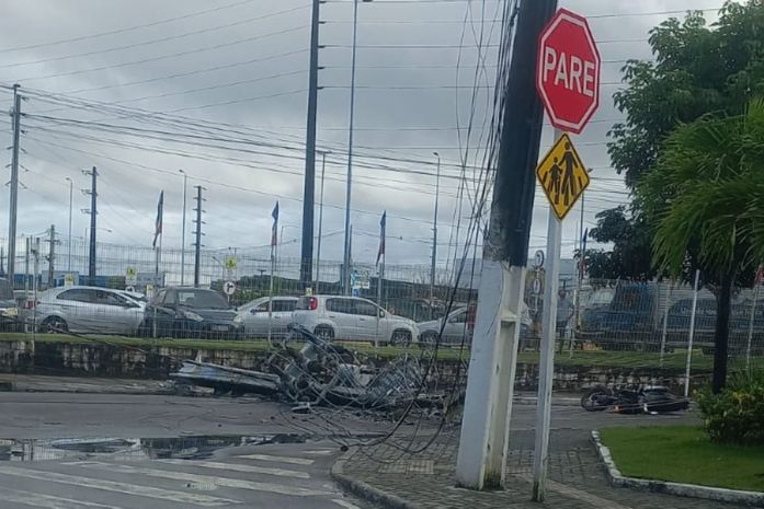 Acidente com carreta derruba poste próximo de supermercado na parte alta de Maceió