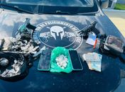PM prende homem e apreende adolescente com pistolas e drogas, em Maceió

