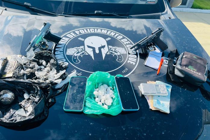 PM prende homem e apreende adolescente com pistolas e drogas, em Maceió