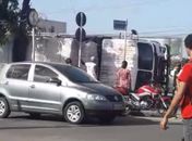 Caminhão carregado de papelão tomba na parte alta de Maceió